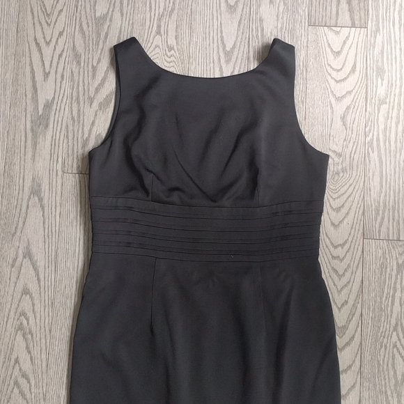 Absolutely Beautiful dress by Josef 🌸🍀🍀 - Picture 2 of 16